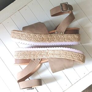 Forever Womens Size 6.5 Tan Sandals
